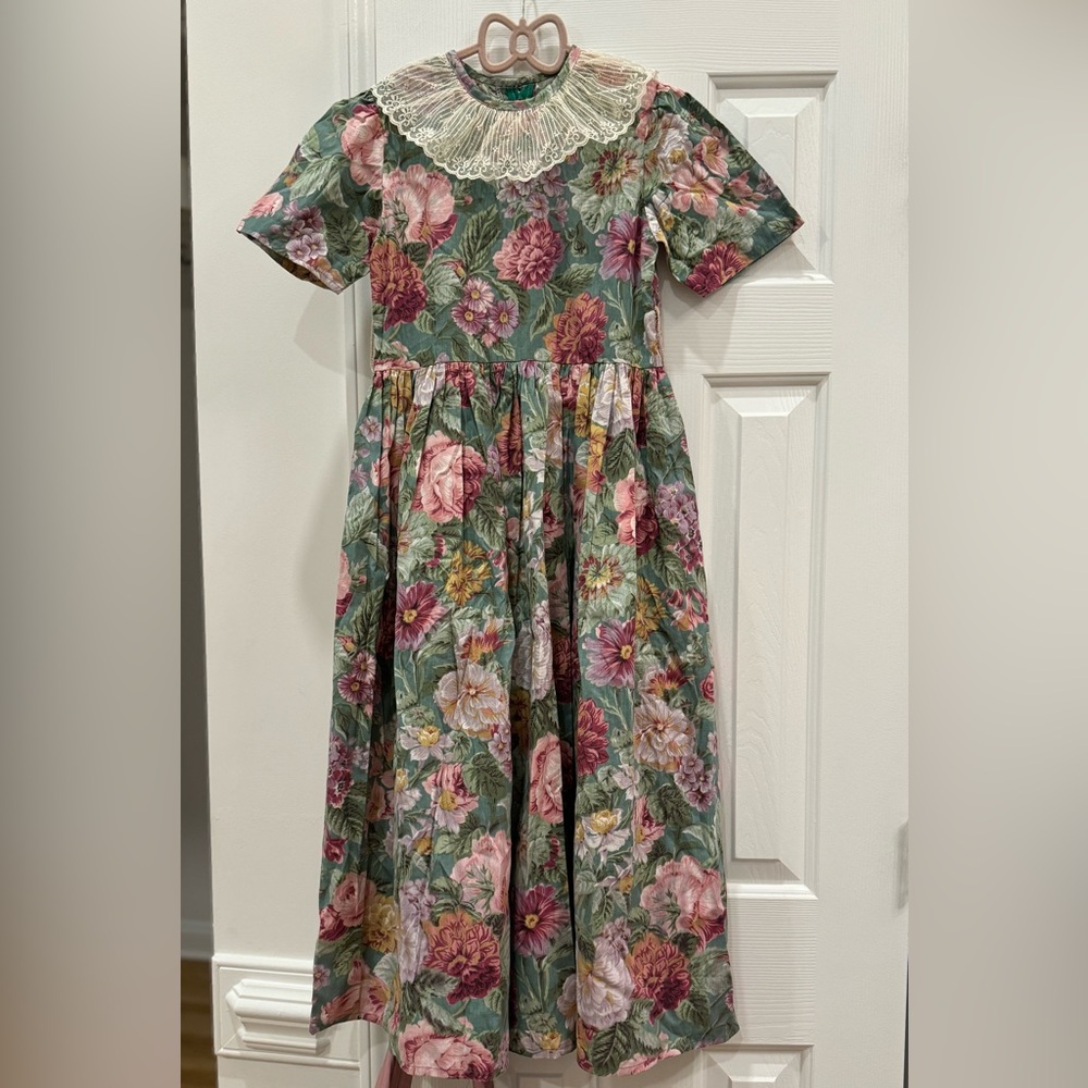 Vintage Hand Made green floral print dress with a white lace collar